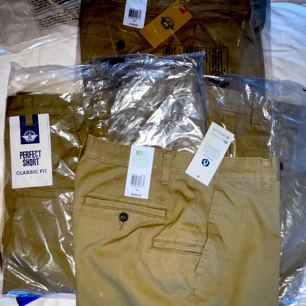MENS SIZE 30 SHORTS CLASSIC FIT DOCKERS SHORTS. SCHOOL UNIFORM OR CASUAL WEAR